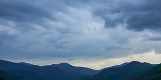 时间流逝:下雨前的乌云