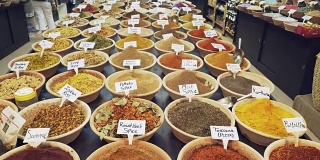 在老城耶路撒冷的市场上，你可以品尝到各种香料