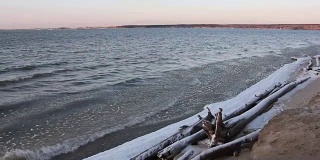俄罗斯西伯利亚鄂毕河水库，秋天河面结冰
