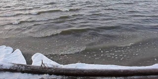 冰形成在秋天的河流上，自然背景，Ob水库，西伯利亚，俄罗斯