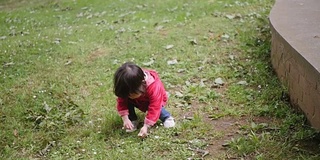 小女孩在外面的操场上玩