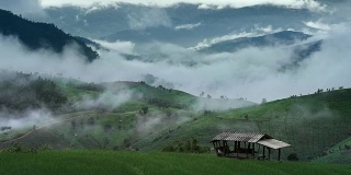 泰国清迈的班帕邦派山部落村庄，稻田和山在迷雾中延时拍摄。:佐薇