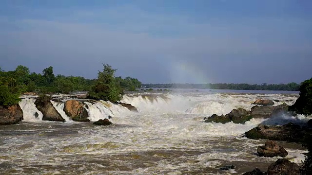 孔帕丰瀑布位于老挝南部的昌帕萨克省，位于湄公河上。