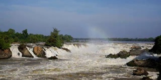 孔帕丰瀑布位于老挝南部的昌帕萨克省，位于湄公河上。