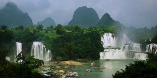 ZO，越南的Bangioc瀑布和中国的Detian瀑布，位于边境附近，人们可以看到这两个国家的瀑布。