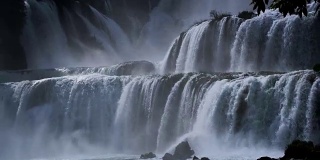 越南的慢速Bangioc瀑布和中国的Detian瀑布，位于边境附近，人们可以看到这两个国家的瀑布。