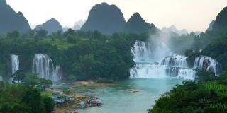 越南的Bangioc瀑布和中国的Detian瀑布，位于边境附近，人们可以看到这两个国家的瀑布。