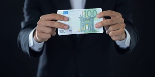 商人展示欧元纸币，欧洲货币，信贷提供，经济