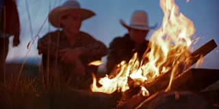 犹他州牧场主一家在篝火旁