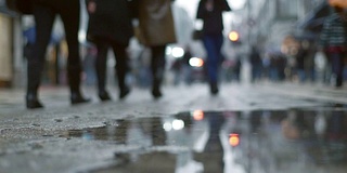 雨天的运动街道，有一个水坑