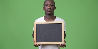 年轻的非洲人在展示黑板