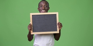 年轻的非洲人在展示黑板