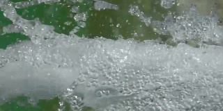 水平漩涡。两股水流相遇。飞溅的水滴。超级慢动作。