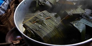 慢镜头:在锅里用香蕉叶包裹的泰国食物，热气腾腾