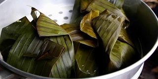 慢镜头:在锅里用香蕉叶包裹的泰国食物，热气腾腾