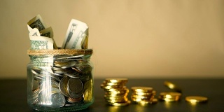 把钱放在罐子里。象征着投资、保值的理念。收集现金纸钞，装在玻璃罐中作为钱箱