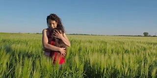 母亲在田野里拥抱她的女儿
