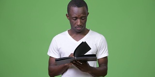 一个年轻的非洲人在看书