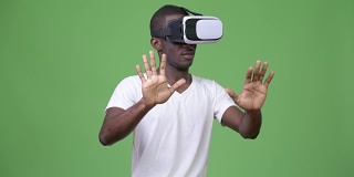 年轻的非洲男子使用虚拟现实头盔