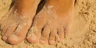 在黄海的沙滩上，女性的脚