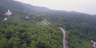 鸟瞰图的森林景观冠层和在越南的道路