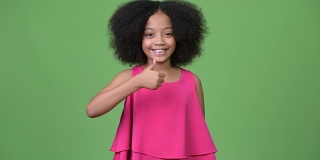 年轻可爱的非洲女孩，有着非洲式的头发，竖起大拇指