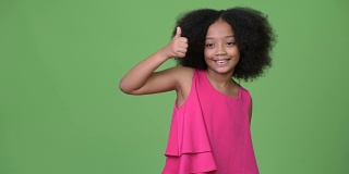 年轻可爱的非洲女孩，有着非洲式的头发，竖起大拇指