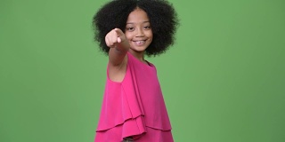 年轻可爱的非洲女孩与非洲式的头发指着手指