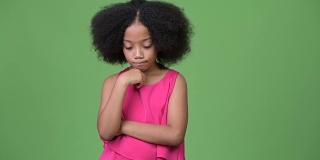 年轻悲伤的非洲女孩，留着非洲式发型，一边往下看一边思考