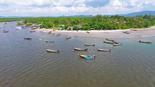 鸟瞰图拍摄热带海滩海与长尾船在泰国南部视频素材模板下载