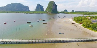 鸟瞰图拍摄热带海滩海与长尾船在泰国南部