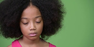 年轻可爱的非洲女孩与非洲发式放松与闭上眼睛