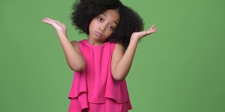 一头非洲式发型的年轻非洲女孩在大拇指向上或向下之间做出选择