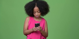 年轻可爱的非洲女孩与非洲发型使用电话
