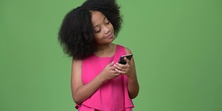 年轻可爱的非洲女孩与非洲发型使用电话和思考