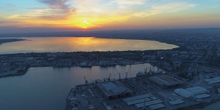 日落时分无人机飞向海港的超宽惊人鸟瞰图