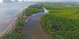 鸟瞰图拍摄热带海滩海与长尾船在泰国南部