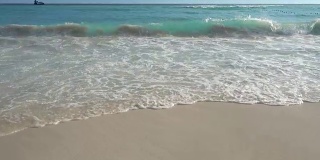热带海滩上的白沙海浪