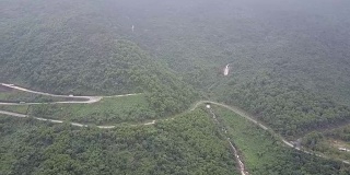 鸟瞰越南的林冠和道路景观