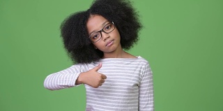 年轻疲惫的非洲女孩，有着非洲式的头发，竖起大拇指