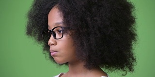 侧面的年轻可爱的非洲女孩与非洲式的头发