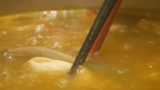 4k特写冬阴功汤在厨房的锅里沸腾视频素材模板下载