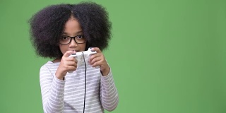 年轻可爱的非洲女孩与非洲发型玩游戏