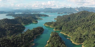 在考索的Chiaw Lan Dam热带雨林的4k鸟瞰图和移动摄影。