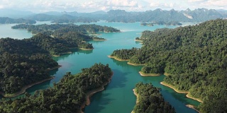 4k鸟瞰图和放大热带雨林在Chiaw Lan水坝在考索。