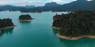 在考索的Chiaw Lan Dam热带雨林的4k鸟瞰图和移动摄影。
