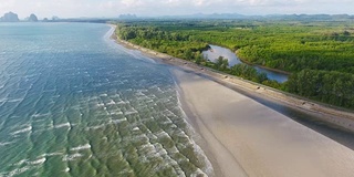 鸟瞰图拍摄热带海滩海与长尾船在泰国南部