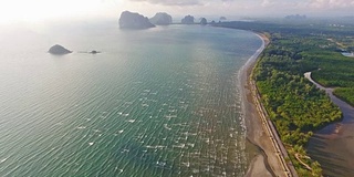 鸟瞰图拍摄热带海滩海与长尾船在泰国南部