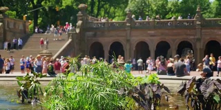 游客参观贝塞斯达喷泉的广角镜头