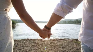 一对手牵手散步的情侣视频素材模板下载